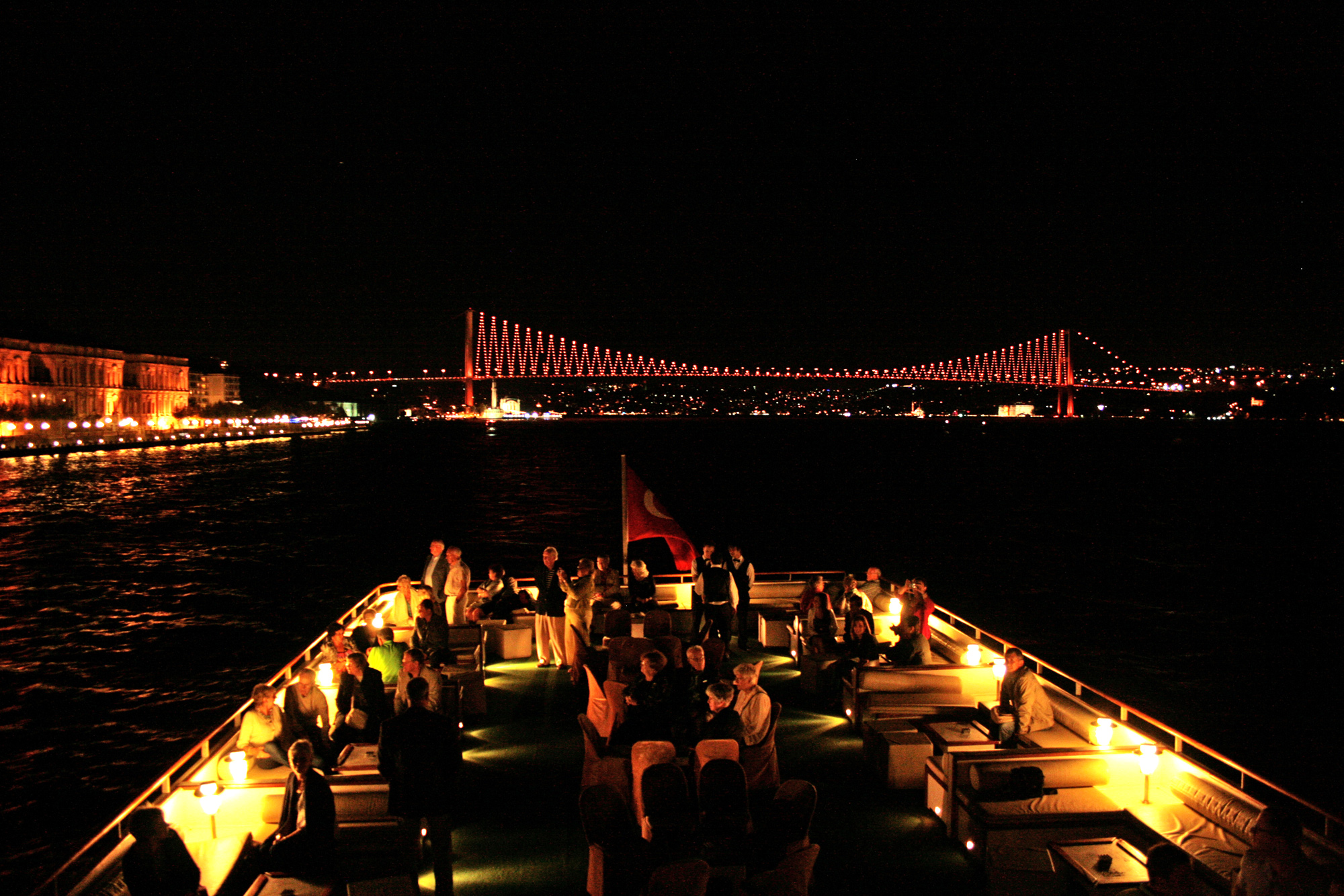 İstanbul: Boğazda Eğlenceli Akşam Yemeği Turu